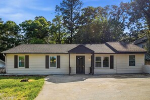 Exterior - Luxury Modern Ranch & Newly Renovated (Atlanta)