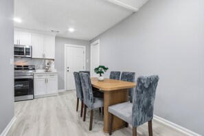 Dining - Luxury Modern Ranch & Newly Renovated (Atlanta)