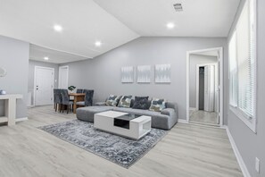 TV - Luxury Modern Ranch & Newly Renovated (Atlanta)