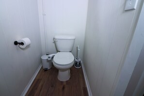 Hårtork, bidé, handdukar och tvål