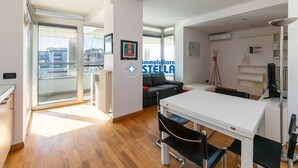 Un appartement moderne doté d’un balcon, d’un coin repas et d’un espace de vie.