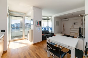 Eine moderne Wohnung mit Balkon, Essbereich und Wohnraum.