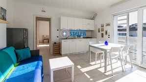 Un appartamento moderno con zona living, cucina e sala da pranzo.