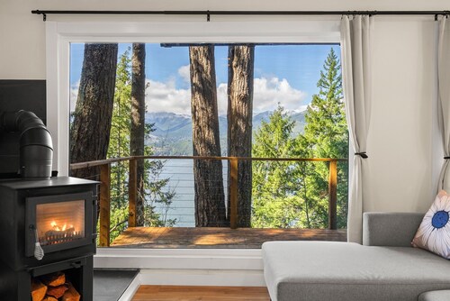 Modern Panoramic Hood Canal 2-bedroom cabin in charming Seabeck