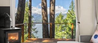 Modern Panoramic Hood Canal 2-bedroom cabin in charming Seabeck