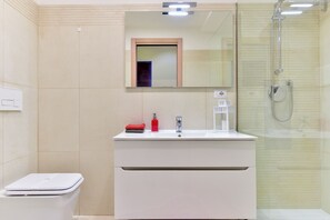 Douche, sèche-cheveux, bidet, serviettes fournies