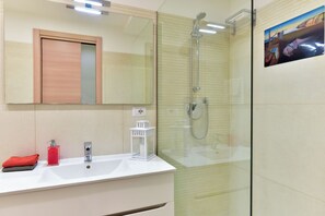 Shower, hair dryer, bidet, towels - 4BNB - Spacious Retreat by Colosseo (Rome)
