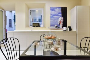 Dining - 4BNB - Spacious Retreat by Colosseo (Rome)
