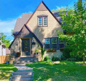 Exterior - 3-bedroom house off Vincent Avenue with cool AC (Minneapolis)
