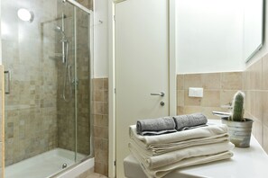 Shower, hair dryer, bidet, towels - 4BNB - San Lorenzo Spacious Apartment (Rome)