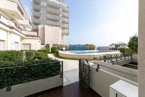 A residential building with a swimming pool, balconies, and a gated entrance. - Residence ° Bagni Miramare °- 6 (Lido di Jesolo)