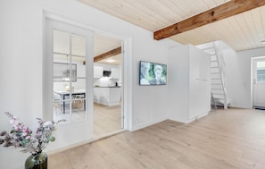 Ein modernes Interieur mit Essbereich, Küche und einer Treppe.