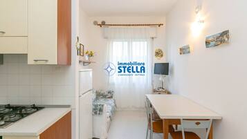 Microwave, cookware/dishes/utensils