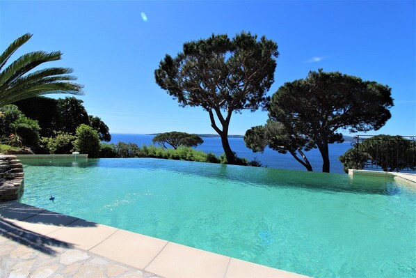 A clear blue pool with a view of the sea and trees. - VILLA WITH BEAUTIFUL SEA VIEW AND SWIMMING POOL TO RENT FOR 8 PEOPLE IN SAINTTE-MAXIME (STE MAXIME)