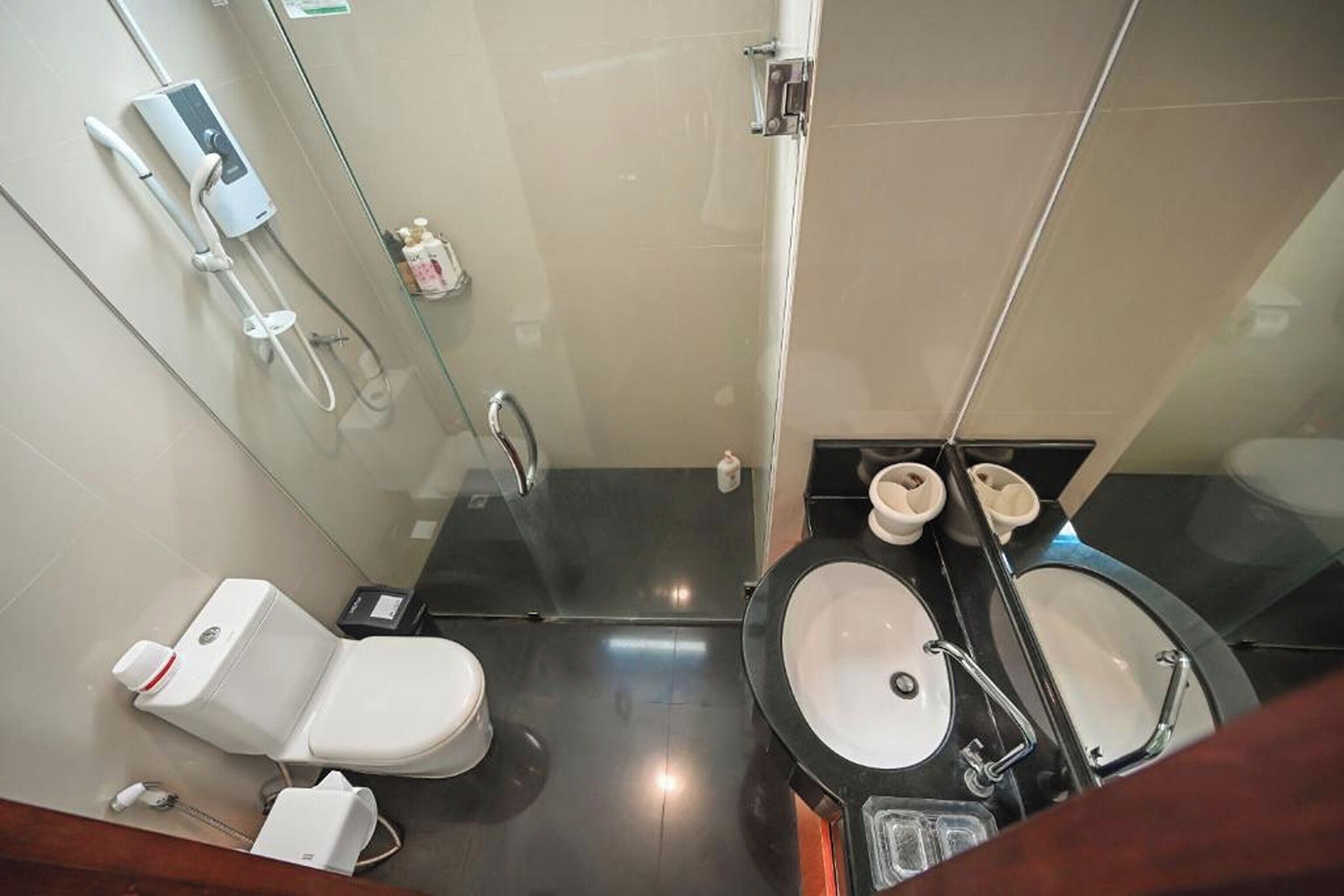 A bathroom with a toilet, bidet, and two sinks.