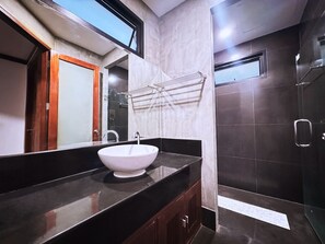 Villa, 4 slaapkamers, uitzicht op zee | Badkamer | Een douche, een haardroger, handdoeken, zeep