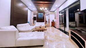 A modern living room with white leather sofas, a wooden coffee table, and a marble floor. - Bangpor Seaview Nice Villa (Koh Samui)