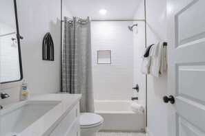 Shower, hair dryer, towels, shampoo - Carriage House Retreat|Victorian Historic District (Savannah)