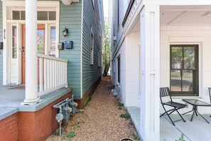 Exterior detail - Carriage House Retreat|Victorian Historic District (Savannah)