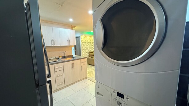 A kitchen with a washing machine, a refrigerator, and a sink. - HERMOSO APARTAMENTO EN LAURELES ESTADIO (Medellín)