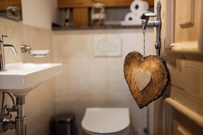 Shower, hair dryer, towels - Vacation apartment Hoher Göll for 2-5 persons, approx. 110 sqm, 2 bedrooms, living room, kitchen, balcony (Bischofswiesen)