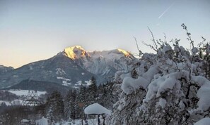 A mountain landscape with snow-covered trees and a clear sky. - Vacation apartment Hoher Göll for 2-5 persons, approx. 110 sqm, 2 bedrooms, living room, kitchen, balcony (Bischofswiesen)