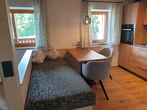 Dining - Vacation apartment Kehlstein for 2 persons, approx. 36 m², bedroom, kitchen-living room, balcony (Bischofswiesen)