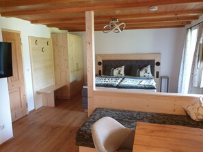 1 bedroom, internet, bed sheets - Vacation apartment Kehlstein for 2 persons, approx. 36 m², bedroom, kitchen-living room, balcony (Bischofswiesen)