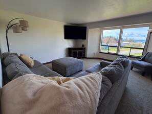 Living area - Water View Home Near West Beach (Coupeville)
