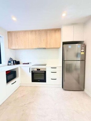 Fridge, microwave, stovetop, dishwasher - Central Christchurch Sweet Home (Christchurch)
