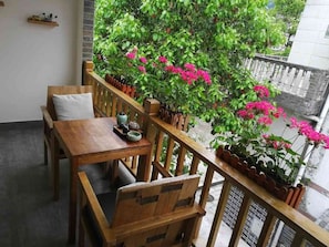Habitación con 2 camas individuales, balcón, vista al jardín | Restaurante al aire libre