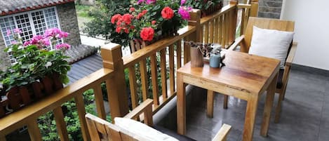 Kahden hengen huone, parveke, nÀköala puutarhaan | Ulkoruokailutilat