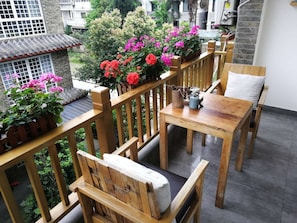 Habitación doble, balcón, vista al jardín | Restaurante al aire libre