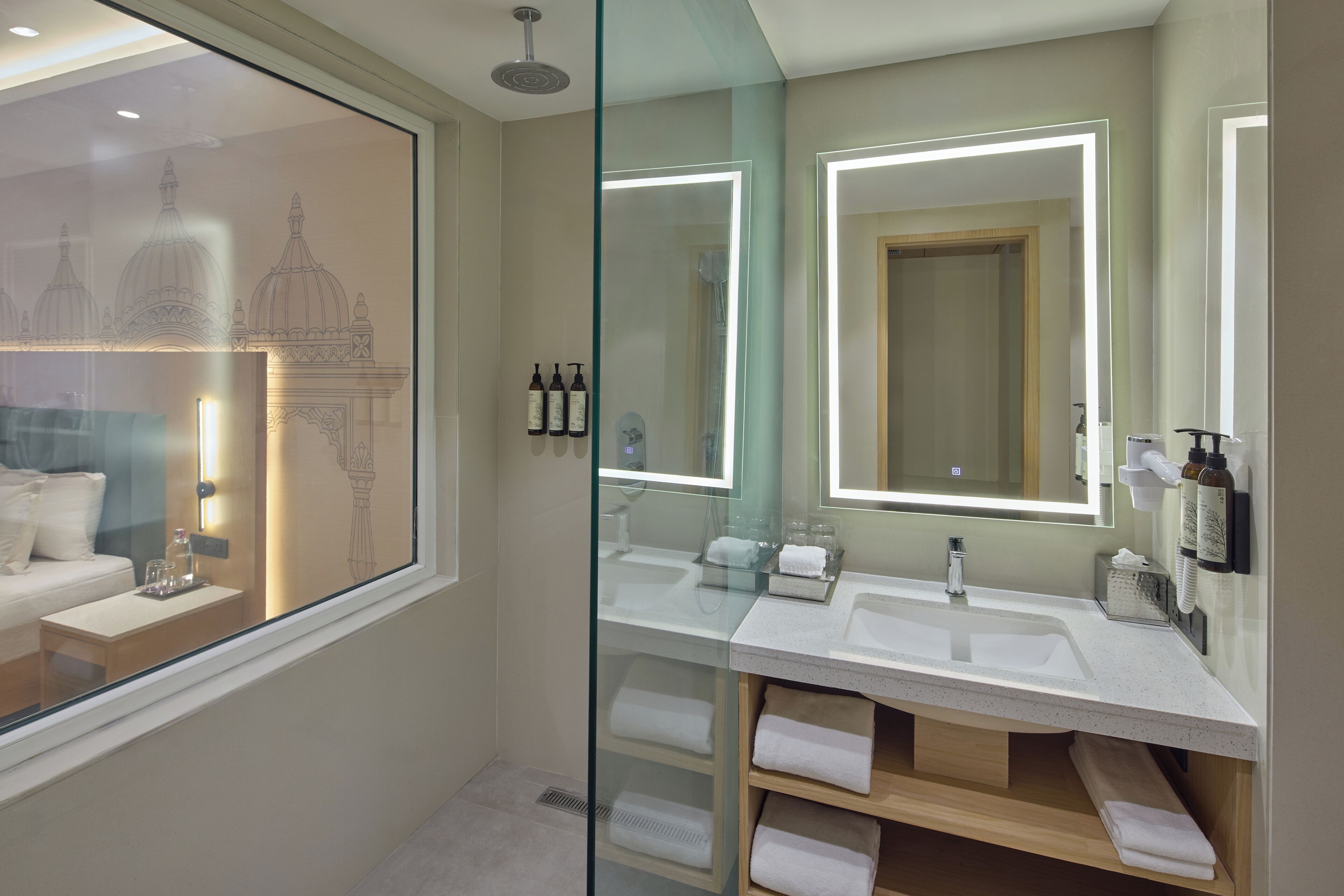 Chambre Double Club, vue ville | Salle de bain | Douche, sèche-cheveux, savon, shampoing