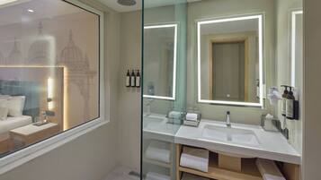 Chambre Double Club, vue ville | Salle de bain | Douche, sĂšche-cheveux, savon, shampoing