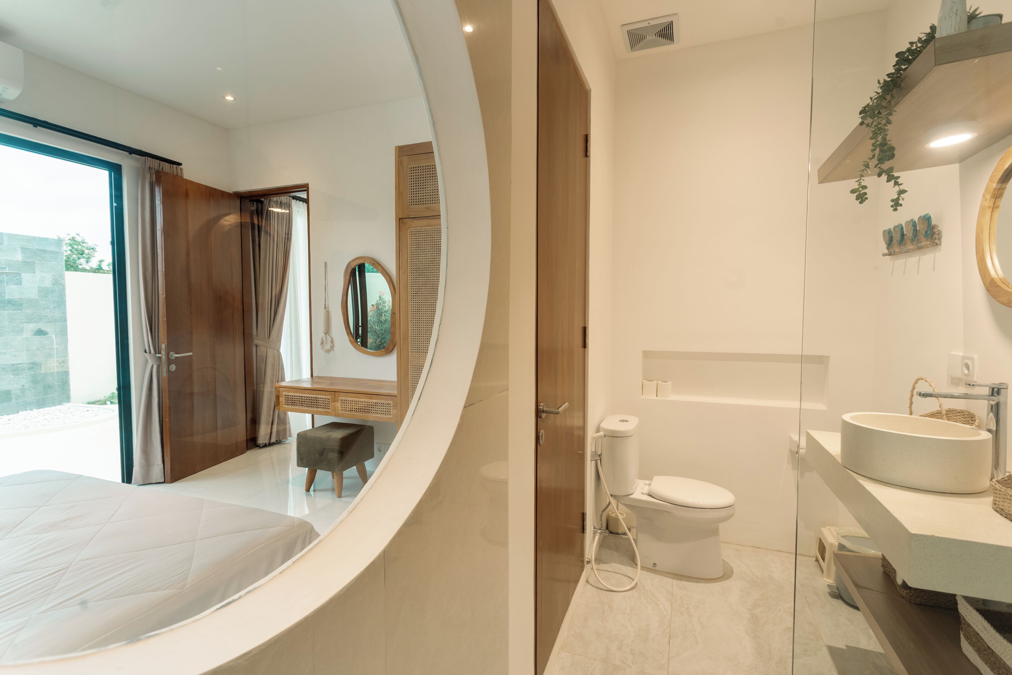 Een moderne badkamer met toilet, wastafel en douche.