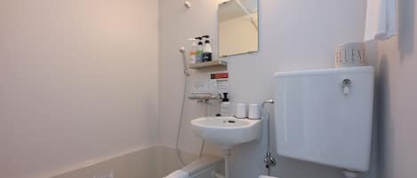 Combined shower/tub, free toiletries, hair dryer, towels