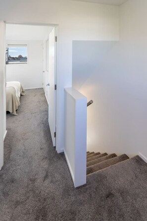 Desk, iron/ironing board, WiFi, bed sheets - Central Townhouse Near One NZ Stadium & Te Pae (Christchurch)