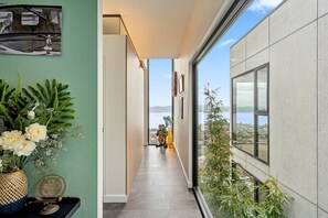 Interior - The Glover Glasshouse - 3 Bedroom - Sweeping Views (Sandy Bay)