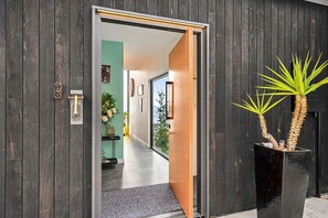 Interior - The Glover Glasshouse - 3 Bedroom - Sweeping Views (Sandy Bay)