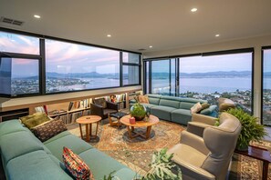 Interior - The Glover Glasshouse - 3 Bedroom - Sweeping Views (Sandy Bay)