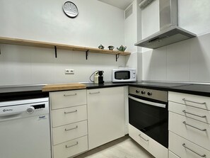 Kühlschrank, Mikrowelle, Ofen, Geschirrspüler