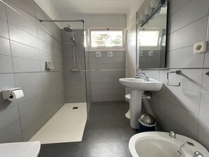 Bathroom - Casa Mar at Platja d'Aro with an amazing garden and sea views (Platja d'Aro)