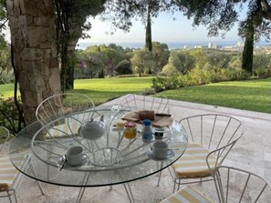 Outdoor dining - Casa Mar at Platja d'Aro with an amazing garden and sea views (Platja d'Aro)