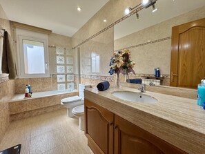Dusche, Haartrockner, Handtücher