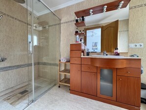 Douche, sèche-cheveux, serviettes fournies