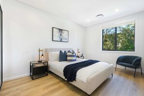 4 bedrooms, desk, iron/ironing board, WiFi - Spacious 4BR Home Near Tuggerah Lakes (The Entrance)