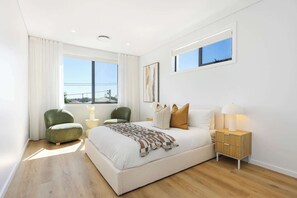 4 bedrooms, desk, iron/ironing board, WiFi - Central 4BR Retreat Near Beach & Waterfront (The Entrance)