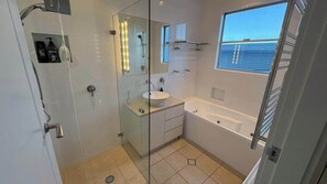 Dusche, Haartrockner, Handtücher, Shampoo