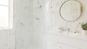 Dusche, Haartrockner, Handtücher